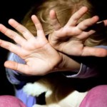 В Кадамджае отчим избил трехлетнюю падчерицу и пытался свалить все на собаку