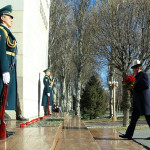 Сооронбай Жээнбеков почтил память погибших в аксыйских событиях