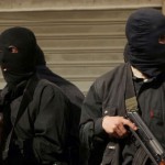 Трое в масках клоунов с заряженным ружьем