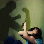 Пьяный отчим стал избивать мальчиков 2 и 5 лет, когда его избитая жена побежала в РОВД