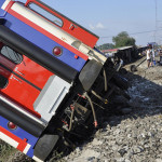 Погибли 10 человек — в Турции сошел с рельсов поезд с сотнями пассажиров