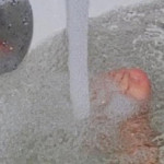 В Бишкеке 2-летний ребенок утонул в ванной