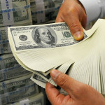 Трое мужчин пытались провезти в Кыргызстан 5,3 млн долларов в машине