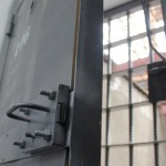 В городе Ош выпрыгнувшую с ребенком из окна женщину водворили в СИЗО