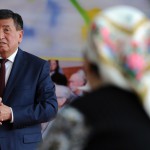 Сооронбай Жээнбеков поздравил кыргызстанцев с Международным днем пожилых людей