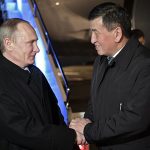 Путин пригласил Жээнбекова в Россию Сроки и формат визита будут согласованы по дипломатическим каналам МОСКВА, 28 марта. /ТАСС/. Президент Киргизии Сооронбай Жээнбеков приедет в Россию по приглашению российского коллеги Владимира Путина. «Президент Российской Федерации Путин выразил признательность руководству Киргизии, всему киргизскому народу за теплый прием и гостеприимство, оказанные российской делегации, и пригласил президента Киргизской Республики Жээнбекова посетить Российскую Федерацию с ответным визитом», — говорится в заявлении, подписанном лидерами по итогам государственного визита Путина в Киргизию. Как говорится в документе, опубликованном на сайте Кремля, предложение Путина «было с благодарностью принято». «Сроки и формат визита будут согласованы по дипломатическим каналам», — уточняется в заявлении. В документе также отмечается, что переговоры в Бишкеке прошли «в открытой, дружественной и конструктивной атмосфере». ТЕГИ
