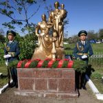 На братских могилах все судьбы в единую слиты