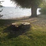 На берегу раздавался топор дровосека