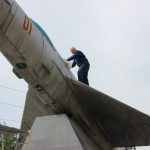 Российские военные реставрируют памятник Исмаилбеку Таранчиеву