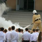 Российские военные научили школьников бороться с огнем