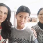 Мальчик рисует деревья