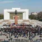 Сезон митингового туризма открыт. Полетели камни, заработали водомёты…