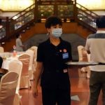 Коронавирус в мире: Франция вводит маски на работе, британцы впадают в депрессию