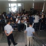 Представители политических партий и активисты пытаются попасть в ЦИК