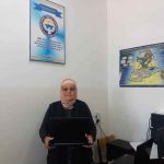 Министр образования из своей зарплаты подарил учителю из Баткена ноутбук