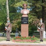 В Бишкеке состоялось открытие памятника Герою Советского Союза Калыйнуру Усенбекову