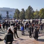 Возле Дома правительства собираются сторонники Садыра Жапарова