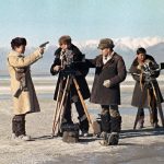 Режиссер Толомуш Океев с пистолетом — фото со съемок 1969 года