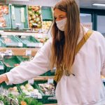 Ученый оценил риск заразиться COVID-19 через продукты, в магазинах и транспорте