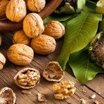 Чистим сосуды, восполняем дефицит йода: срочно делаем отвар из скорлупы грецких орехов