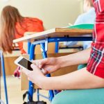 ЮНЕСКО рекомендовала запретить использовать мобильные телефоны в школах