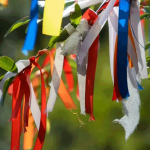 Зачем на деревьях развешивать ленточки?