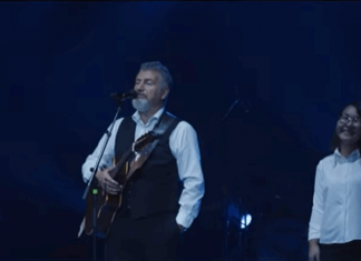 Леонид Агутин спел дуэтом с детским хором из Бишкека