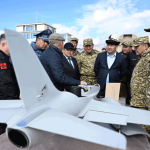 Под руководством Президента Садыра Жапарова проведены показные тактико-строевые занятия с участием новых беспилотников «Акынжы» и «Аксүнгүр»