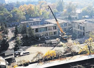 Одни думают, где построить детский сад, другие в это время ломают готовый