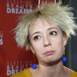 Сбежавшая актриса Чулпан Хаматова вышла на сцену в Латвии с разбитым носом