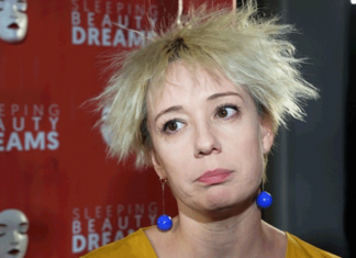 Сбежавшая актриса Чулпан Хаматова вышла на сцену в Латвии с разбитым носом