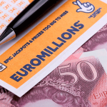 Женщина выиграла в лотерею 22,3 миллиарда рублей и порвала с родными