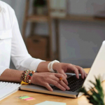 Всех учителей страны обеспечат ноутбуками