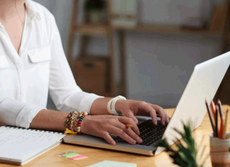 Всех учителей страны обеспечат ноутбуками