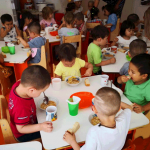 Почему государство одних детей кормить должно, а других — нет?