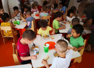 Почему государство одних детей кормить должно, а других — нет?