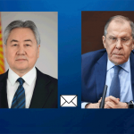 Глава МИД Кыргызстана оставил запись в книге соболезнований посольства РФ в КР