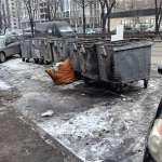 Баки для мусора выехали на дорогу. Им так нужно