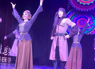 Волшебно музыка лилась, огневые, вихревые танцы голову кружили…