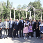 Дипломаты, творящие благо