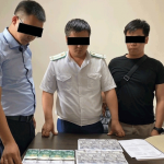 Помощник прокурора запросил 100 тысяч сомов…