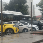 Машины парковать негде. Ставят на остановках