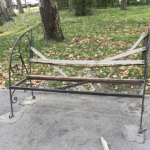 Одни скамейки ломают, другие ремонтируют. Все при деле