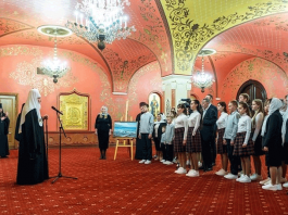 В Москве в храме Христа Спасителя патриарх Кирилл встретился с делегацией детей из Кыргызстана