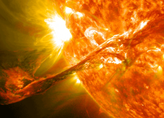 Редкий выброс черной плазмы на Солнце сняли на видео