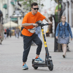 Опасное соседство пешеходов и самокатчиков