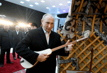 Лидер России попытался сыграть на комузе