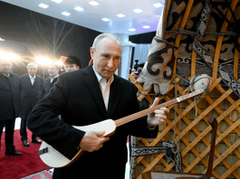 Лидер России попытался сыграть на комузе