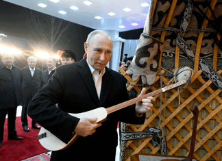 Лидер России попытался сыграть на комузе