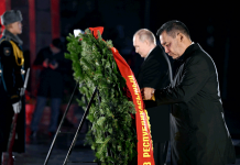 Президенты почтили память и возложили венки к Вечному огню